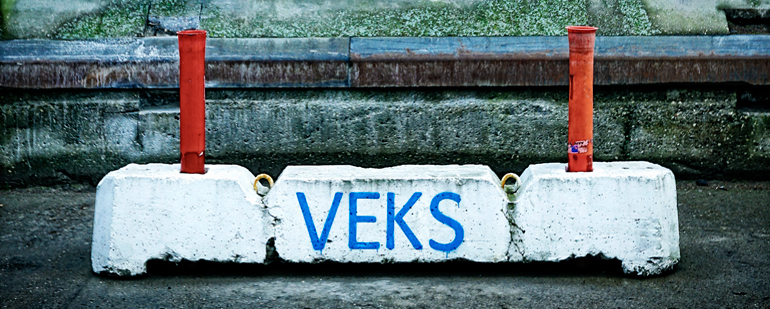 VEKS, Køge Kraftvarmeværk: Betonklods m. "VEKS"